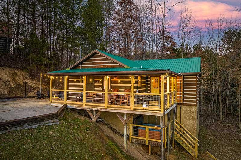 A charming 2 bedroom cabin with a hot tub located in a wooded setting between Pigeon Forge and Gatlinburg.  at Moonlight Obsession in Gatlinburg TN