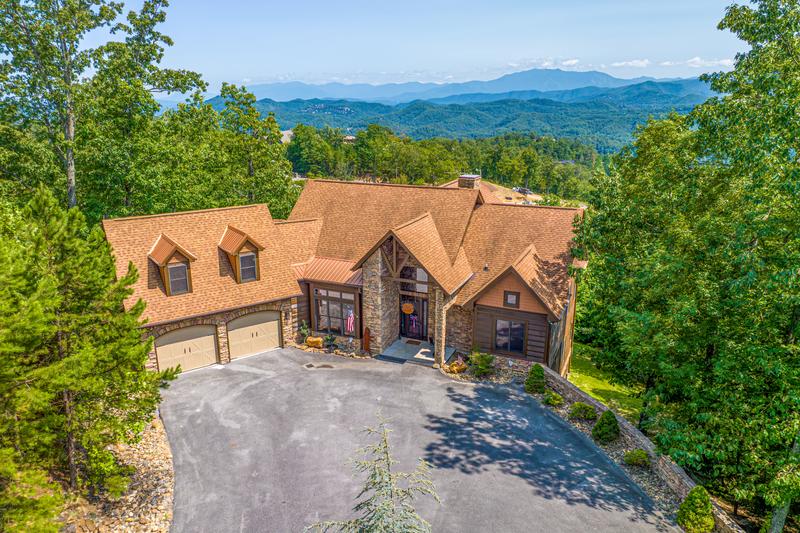 Big cabin rental in the Smoky Mountains of Tennessee. at Five Bears Mountain View Lodge in Gatlinburg TN