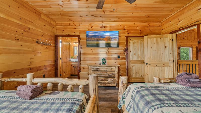 Third bedroom at Morning View cabin with tv.