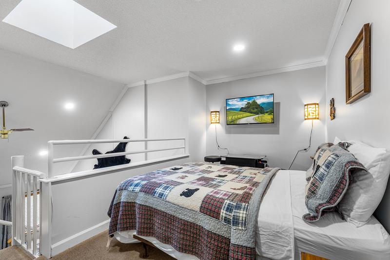 Bed & TV Large bed and tv in your condo in the Smokies.