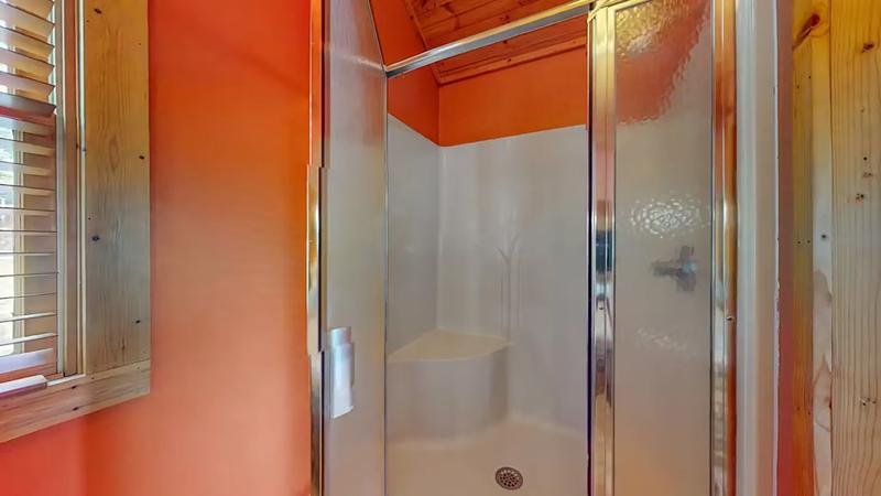 Cabin Rentals Second Shower Cabin's second bathroom shower.