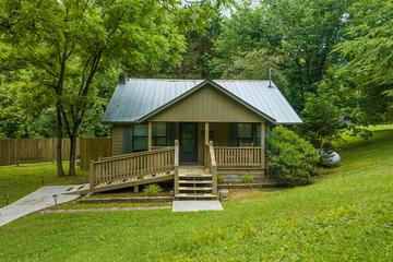 2 bedroom cabin rental Pigeon Forge Tennessee. at Pigeon Forge Getaway in Gatlinburg TN