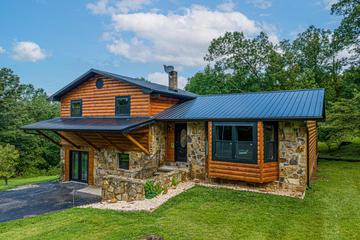 A relaxing cabin rental in the Tennessee Smoky Mountains. at Mountain Creek View in Gatlinburg TN