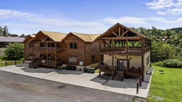 Cabin Fever Vacation 8 bedroom cabin in the Smoky Mountains