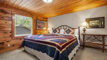 Second cabin bedroom with king size bed. Second cabin bedroom with king size bed.